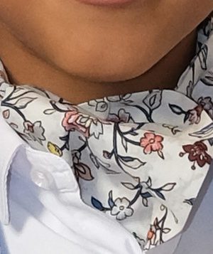 Cravate ascot garçon Liberty blanc fleuri